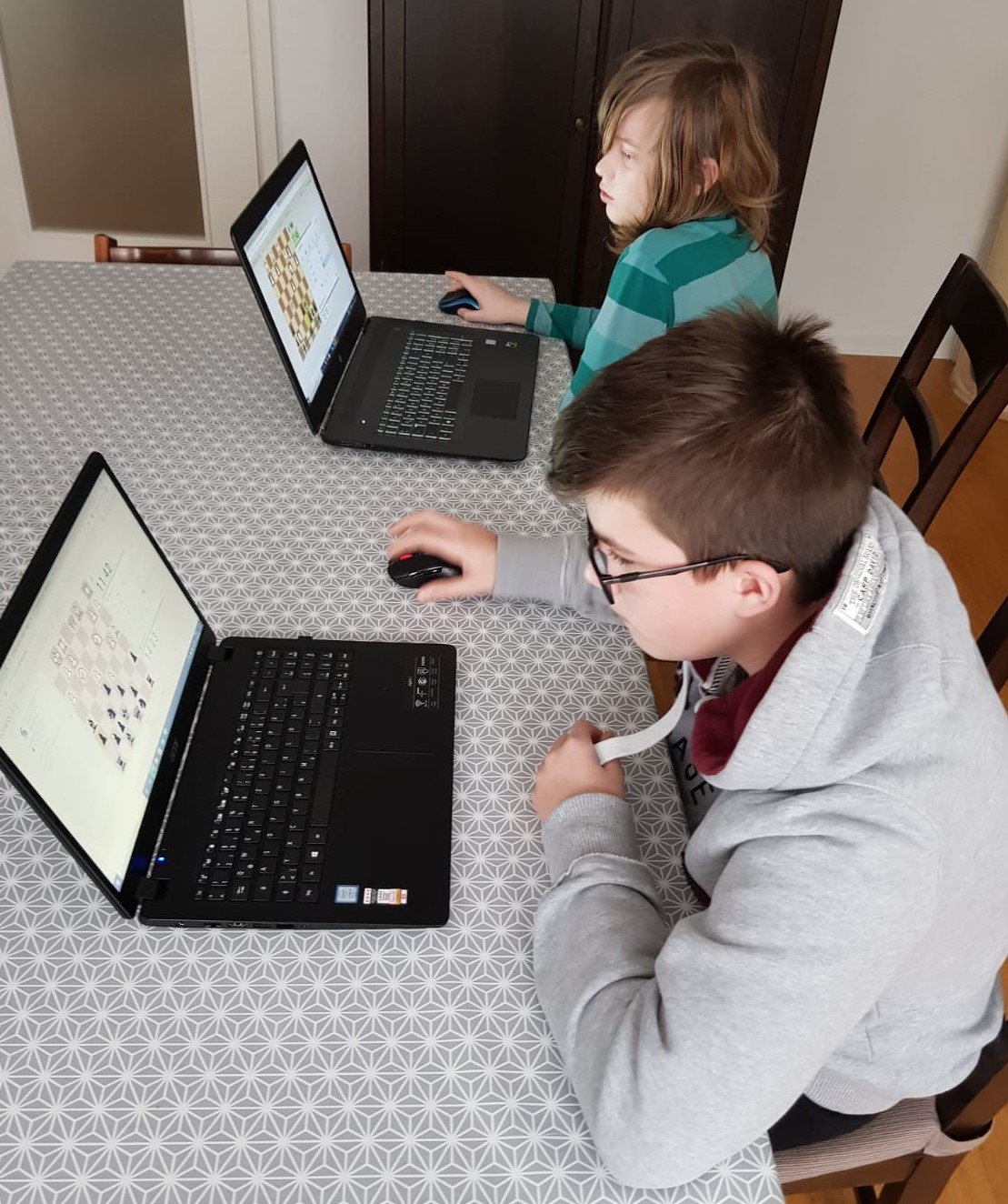 Timo Behrendt und Mika Ludewig konzentriert im Kampf für den TC Grafschaft gleich gegen den Deutschen Meister.